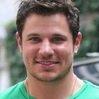 Takut Terbang, Nick Lachey Sewa Bis